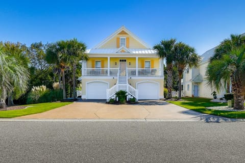 1 Mi to Beach and Hot Tub Murrells Inlet Retreat! House in Surfside Beach