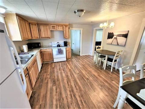 Kitchen or kitchenette, Dining area, dishwasher, minibar, pet friendly, stove