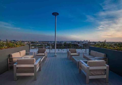 New Designer Corner Penthouse 2 Bedroom w/ 3 Beds Apartment in Hollywood