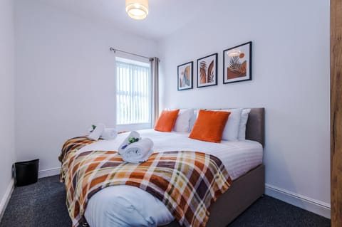 Spacious 3-Bed house in Stoke by 53 Degrees Property, Ideal for Long Stays, FREE Parking - Sleeps 6 House in Stoke-on-Trent