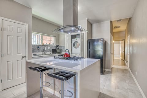 Kitchen or kitchenette, minibar