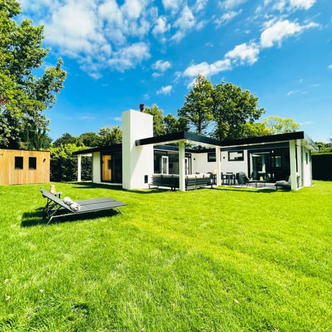 Property building, Day, Garden, Garden view, sunbed