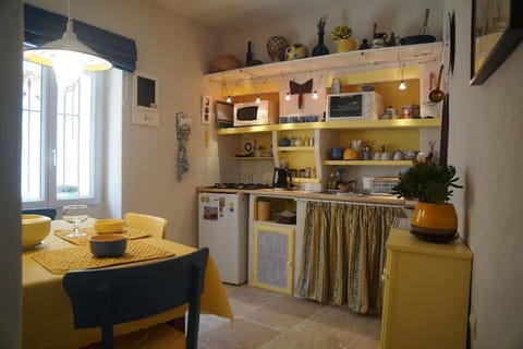 Kitchen or kitchenette, Dining area, minibar, pet friendly, toaster