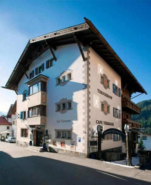 Property building, Day, Neighbourhood, Street view, Location