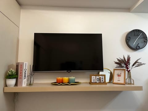 Posh 1BR @ SM Southmall w/ 100mbps and Netflix Aparthotel in Las Pinas