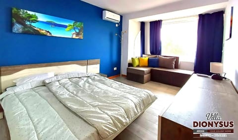 Bed, Photo of the whole room, Seating area, Bedroom, air conditioner