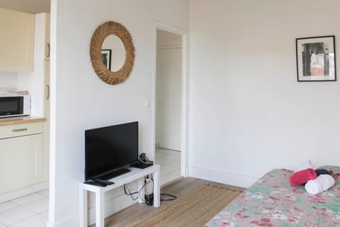 Well Equipped 40m Apartment Near Paris Apartment in Pantin