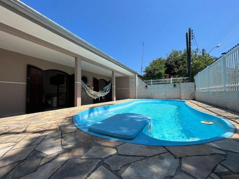 Casa com piscina Praia de Leste Haus in Pontal do Paraná