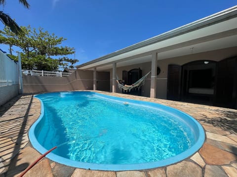 Casa com piscina Praia de Leste House in Pontal do Paraná