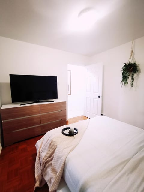 Plush 2 bedroom unit 5min Downtown Off Wellington Condominio in Montreal