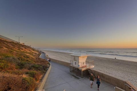 Luxury Ocean Views & Steps To The Sand - Tower 36 Lower Condo Unit Apartment hotel in Carlsbad