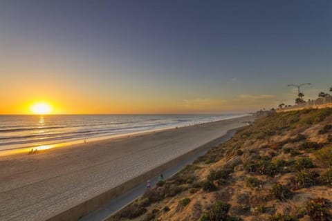 Luxury Ocean Views & Steps To The Sand - Tower 36 Lower Condo Unit Apartment hotel in Carlsbad