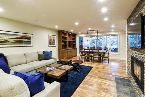 Little Nell Condominiums Unit 7, Sleek Downtown Condo with Private Deck, Designer Upgrades House in Aspen