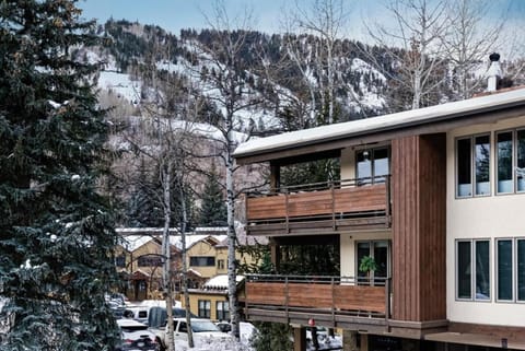 Little Nell Condominiums Unit 7, Sleek Downtown Condo with Private Deck, Designer Upgrades House in Aspen