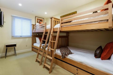 Little Nell Condominiums Unit 7, Sleek Downtown Condo with Private Deck, Designer Upgrades House in Aspen