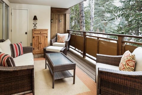 Little Nell Condominiums Unit 7, Sleek Downtown Condo with Private Deck, Designer Upgrades House in Aspen