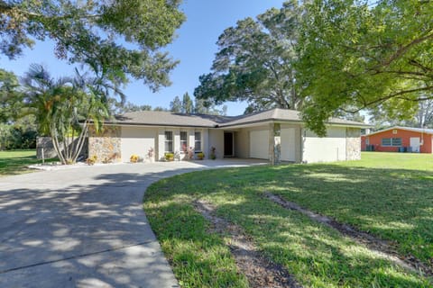 Spacious Largo Retreat Private Pool and Yard! Haus in Pinellas Park