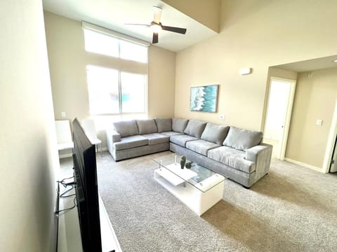 Luxury Residence Loft 3 Beds with Pool and Gym Apartment hotel in San Fernando Valley