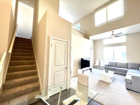 Luxury Residence Loft 3 Beds with Pool and Gym Apartment hotel in San Fernando Valley