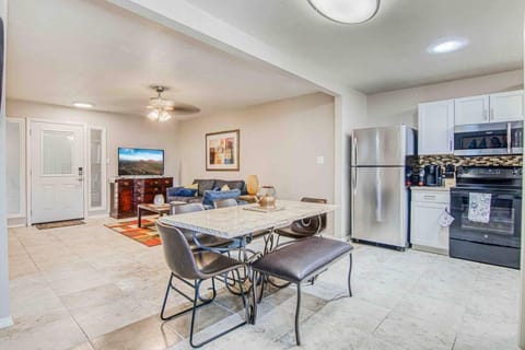 Kitchen or kitchenette, Living room, Seating area, Dining area, minibar, pet friendly, stove