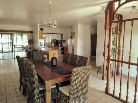 XL 6 bed Tableland Treat Spacious & Convenient House in Atherton