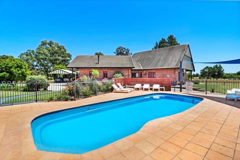 Property building, Garden, Garden view, Pool view, Swimming pool, sunbed