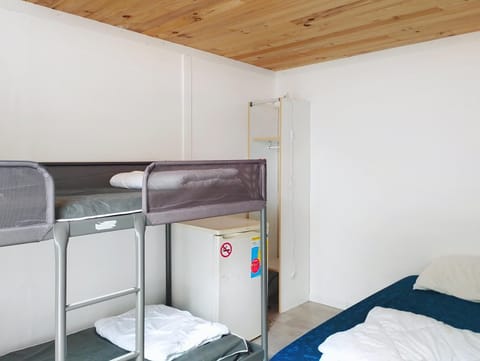 Hébergements camping "Les pieds dans l'eau" Campground/
RV Resort in Crozon