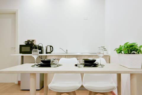 Coffee/tea facilities, Kitchen or kitchenette, Dining area