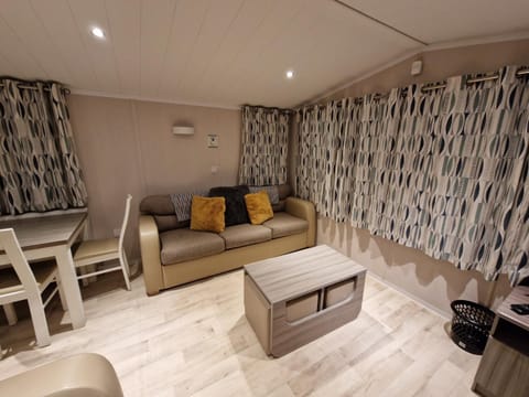 Beautiful 3-Bed Caravan at Rockley Park Poole Chalet in Poole