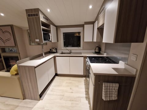 Beautiful 3-Bed Caravan at Rockley Park Poole Chalet in Poole