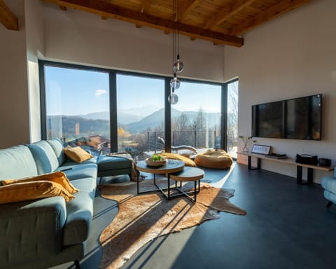 Communal lounge/ TV room, Living room, Mountain view