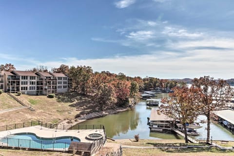 Bright Lake Ozark Condo with Fireplace and Grill! Apartment in Lake of the Ozarks