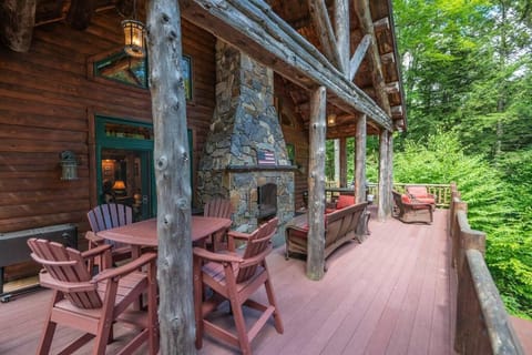 Luxe Log cabin with hot tub/spa/steam room! Maison in Wilmington