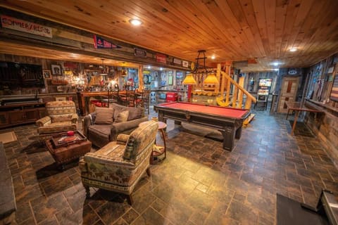 Luxe Log cabin with hot tub/spa/steam room! Maison in Wilmington