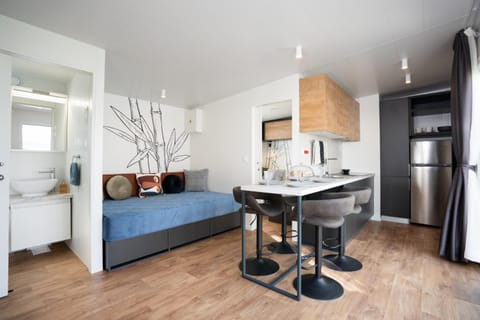 Kitchen or kitchenette, Living room, Seating area, Dining area, minibar