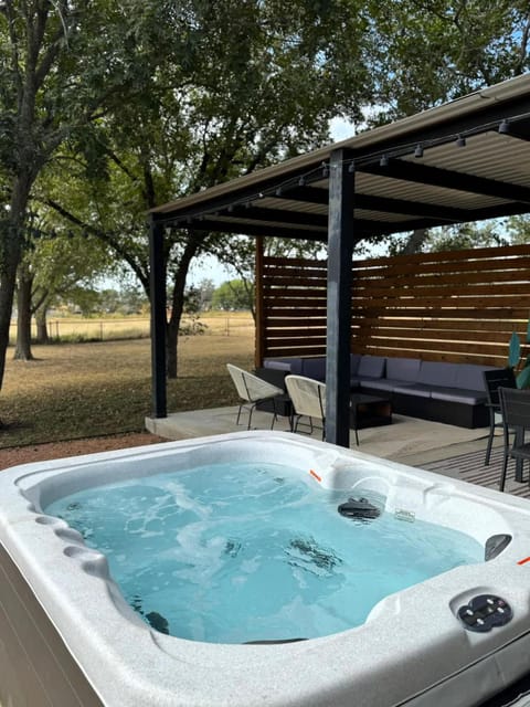 Container Haus, Hot Tub, Cowboy pool, Pet Friendly! House in Fredericksburg