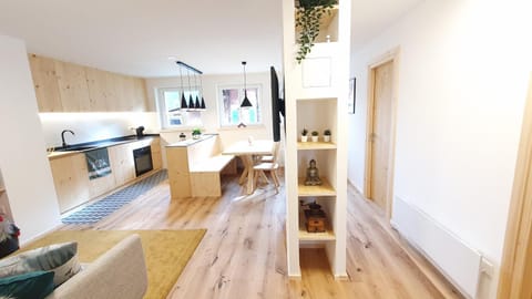 Kitchen or kitchenette, Dining area