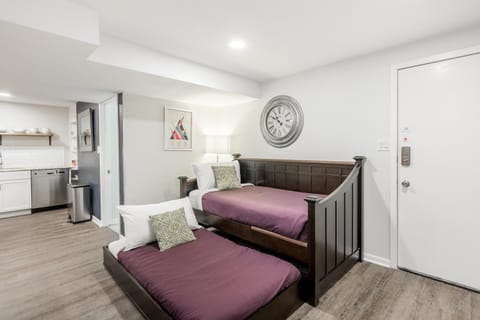 Adults Only - Walk to the United Center! Modern Touches Surround You - Check Out the Open Staircase! apts Apartment in Chicago