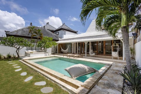 Property building, Day, Garden, Garden view, Pool view, Swimming pool, sunbed
