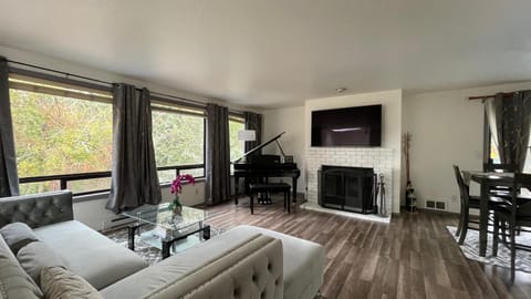 Communal lounge/ TV room, TV and multimedia, Living room, Seating area, Evening entertainment