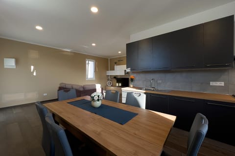 Kitchen or kitchenette, Living room, Seating area, Dining area