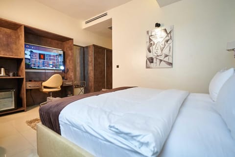 Bed, TV and multimedia, Seating area, Bedroom