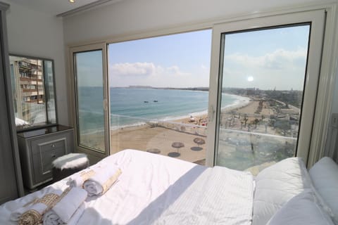 Mamoura Private Beach, Exclusive Luxury & Comfort Condo in Alexandria