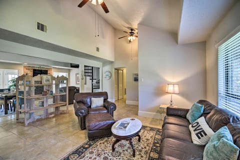 Seabrook Home with Central AandC, Gas Grill and Patio! Maison in Seabrook