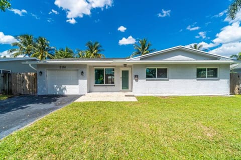 Spacious Home 4BRs Home, Game Room & Private Pool Villa in Oakland Park