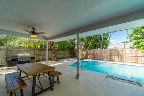 Spacious Home 4BRs Home, Game Room & Private Pool Chalet in Oakland Park