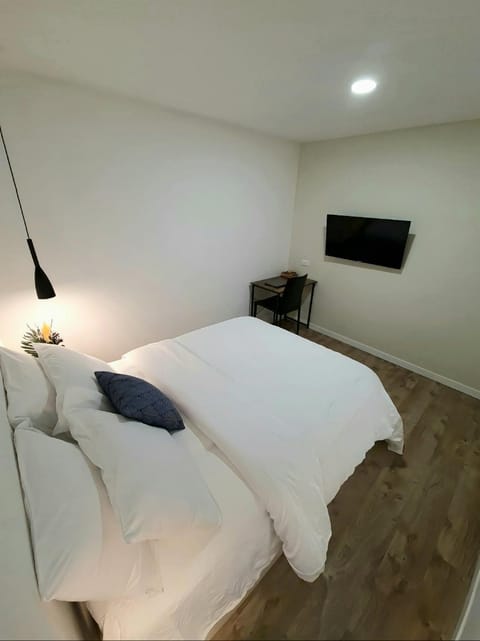 Bed, TV and multimedia, Photo of the whole room, Bedroom