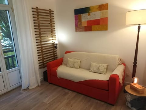 Appartement T2 rénové, centre-ville Hendaye, proche baie, sans ascenseur, balcon, calme, WiFi non inclus - FR-1-239-850 Apartment in Hendaye