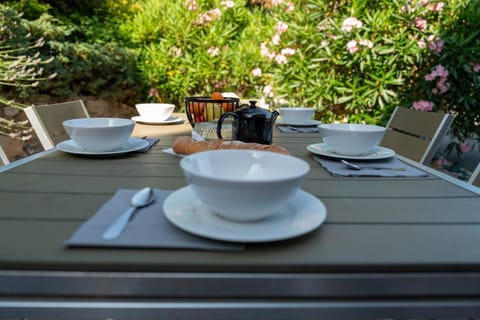 Patio, Garden, Dining area, Garden view, Breakfast