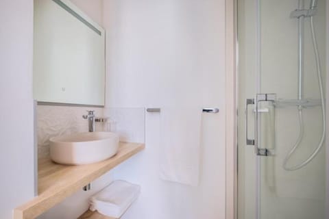 Shower, Bathroom, towels